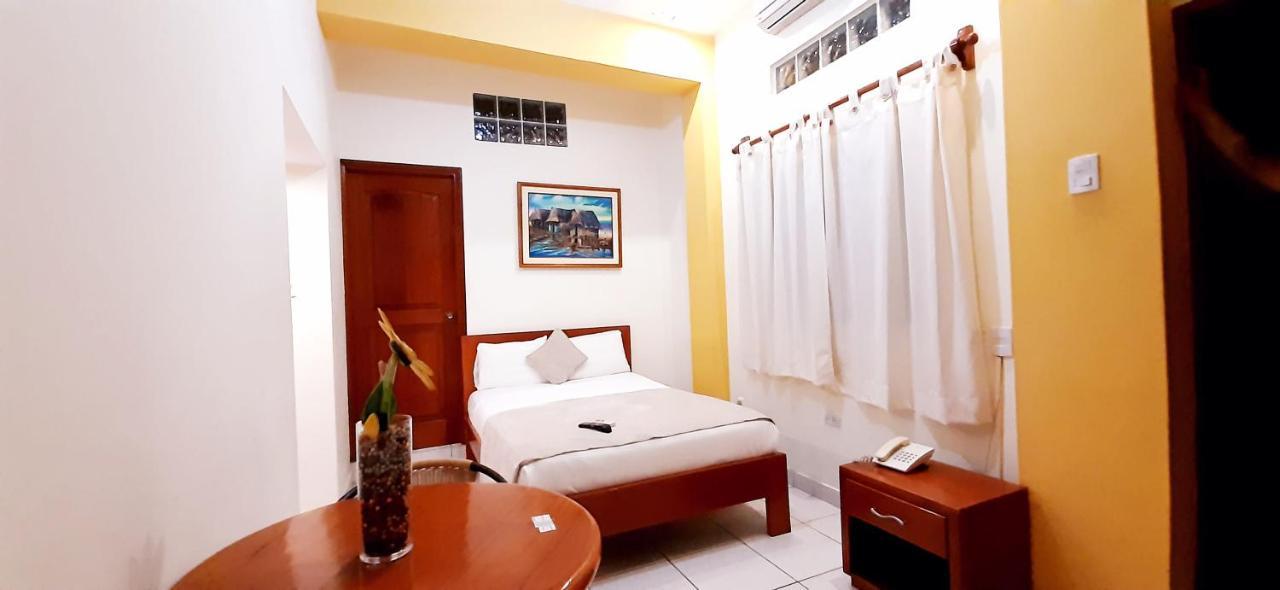Hostal Huayruro Iquitos Bagian luar foto