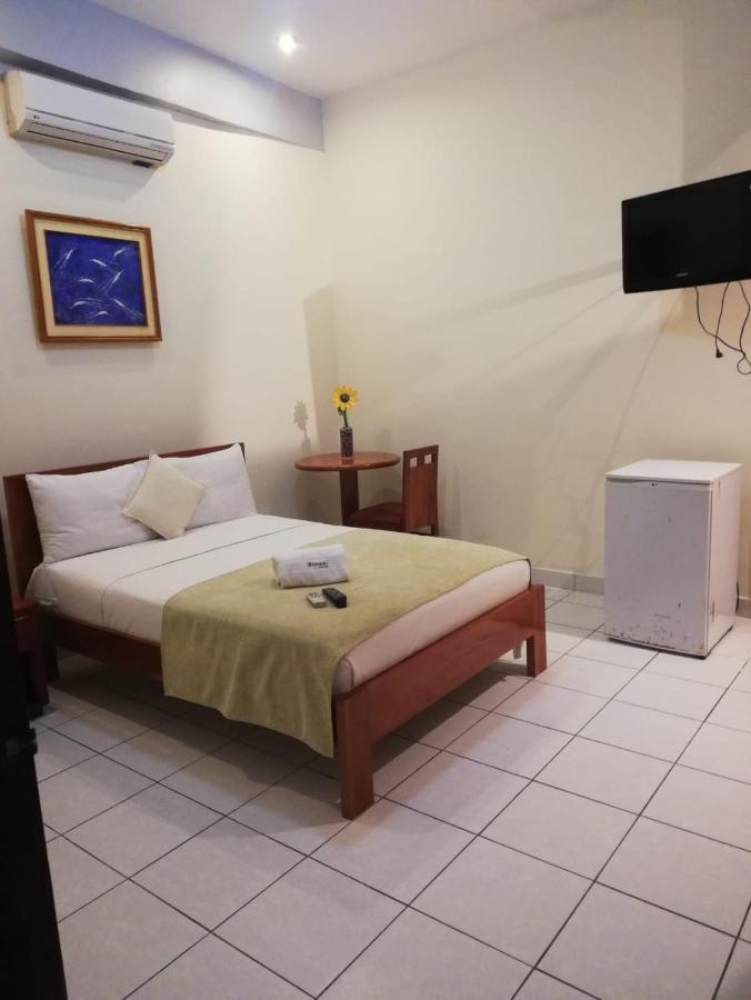 Hostal Huayruro Iquitos Bagian luar foto