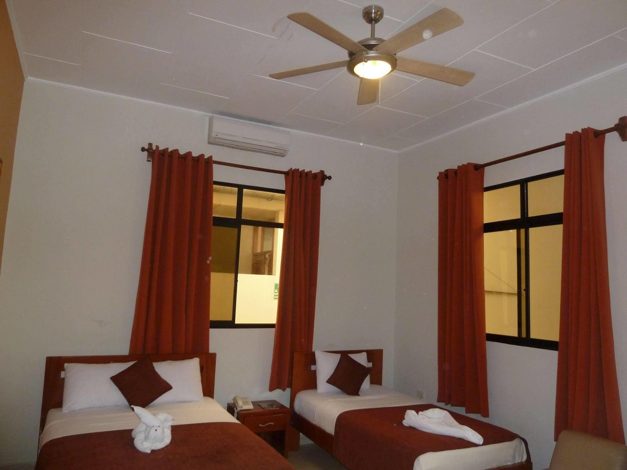 Hostal Huayruro Iquitos Bagian luar foto