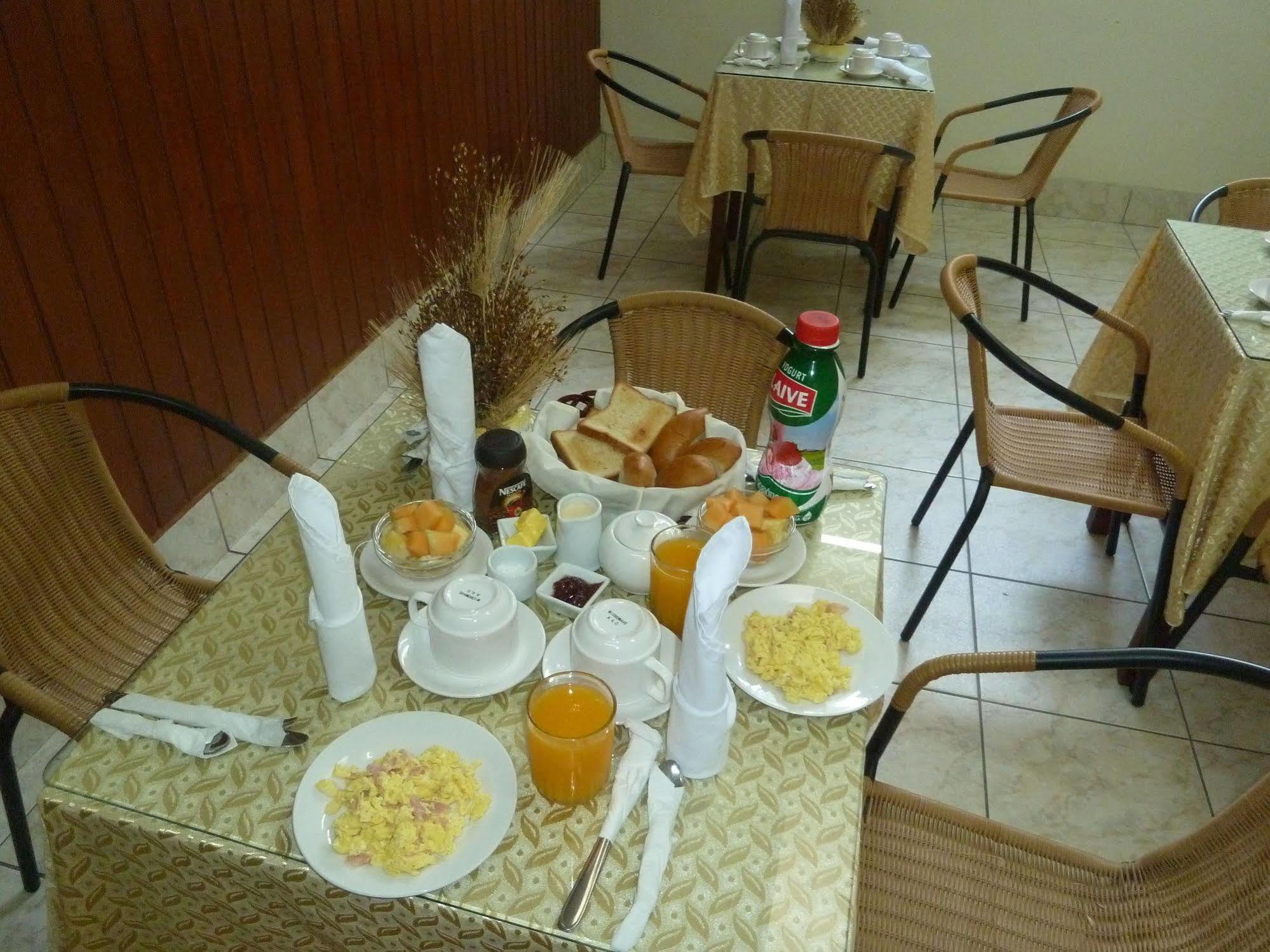 Hostal Huayruro Iquitos Bagian luar foto