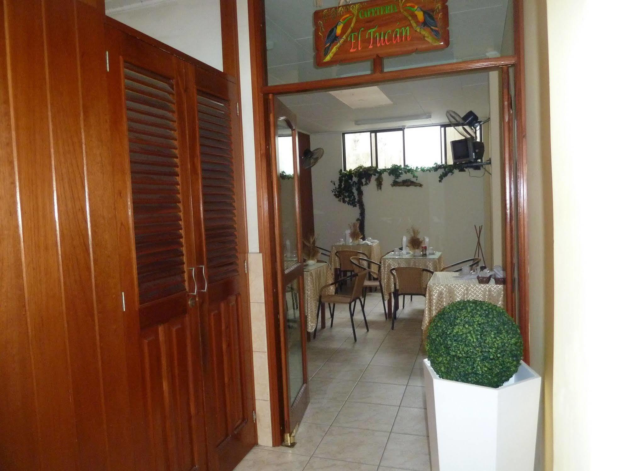 Hostal Huayruro Iquitos Bagian luar foto